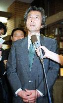Koizumi speaks to reporters